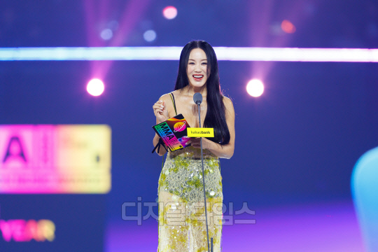 30일 인천 인스파이어 아레나에서 카카오뱅크 후원으로 열린 '2024 MMA'에서 배우 엄정화가 시상을 하고 있다. 카카오엔터 제공